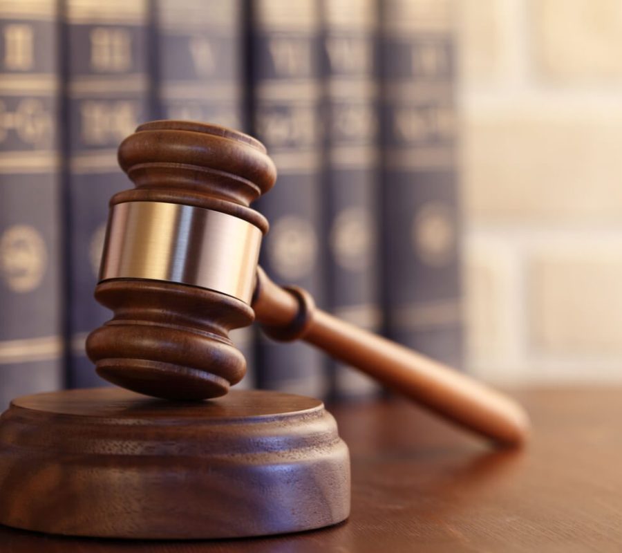Equipo de ByM Abogados revisando documentación legal